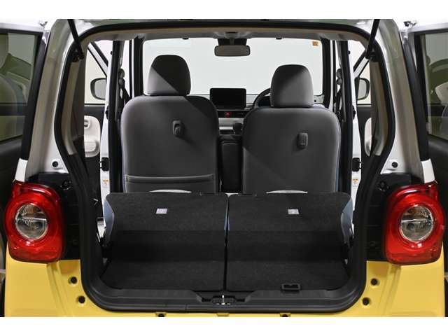 リヤシートを倒せば大きな荷物を載せられます。