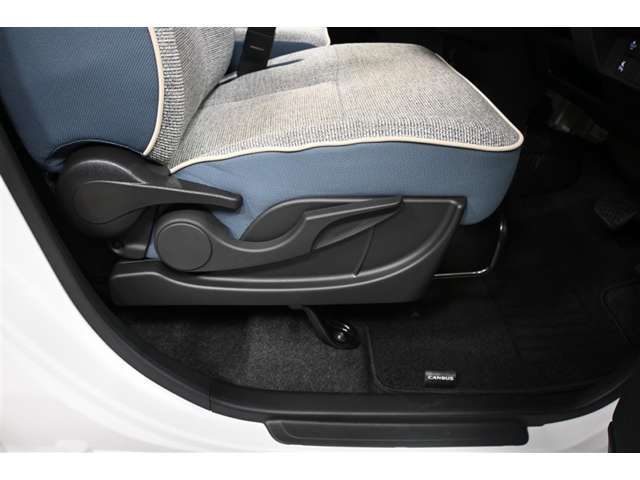 運転席シートリフター装備！シートの上下調整で運転操作の視界を確保できます。