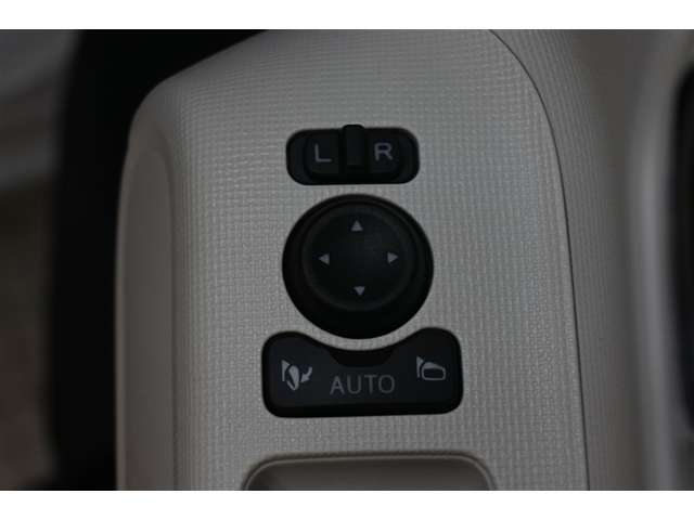 狭い場所も苦になりません。電動格納ドアミラー装備。