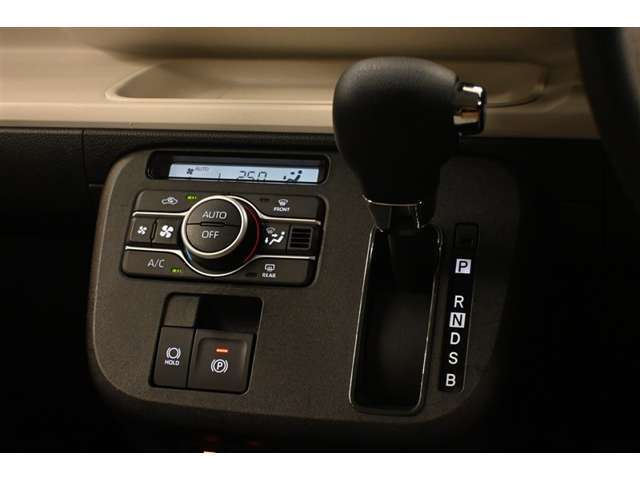 快適な車内空間に誘うオートエアコン☆快適な空間で車内での会話も弾みます♪