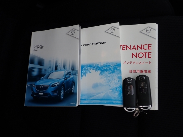 当社下取りワンオーナー車！記録簿・取扱説明書あります☆アドバンストキーも付いてます。カギを取り出すことなく車のドアの開け閉めからエンジン始動まで出来ますので便利な装備です☆