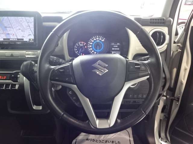 スッキリとした運転席周りで運転のしやすい1台です