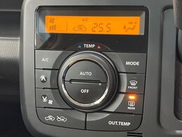 【オートエアコン】一度お好みの温度に設定すれば、車内の温度を検知し風量や温度を自動で調整。暑い…寒い…と何度もスイッチ操作をする必要はありません。快適な車内空間には必須の機能ですね♪