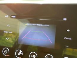 【バックカメラ】駐車時に後方がリアルタイム映像で確認できます。大型商業施設や立体駐車場での駐車時や、夜間のバック時に大活躍！運転スキルに関わらず、今や必須となった装備のひとつです！