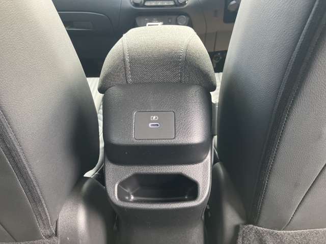 USB電源ソケットです。携帯電話の充電などに使えます。