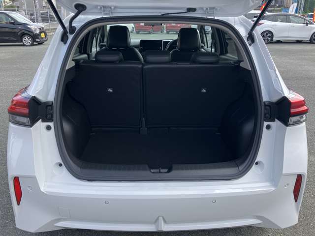 ラゲッジルームは、リヤシートを倒せば、より大容量に使用できます！
