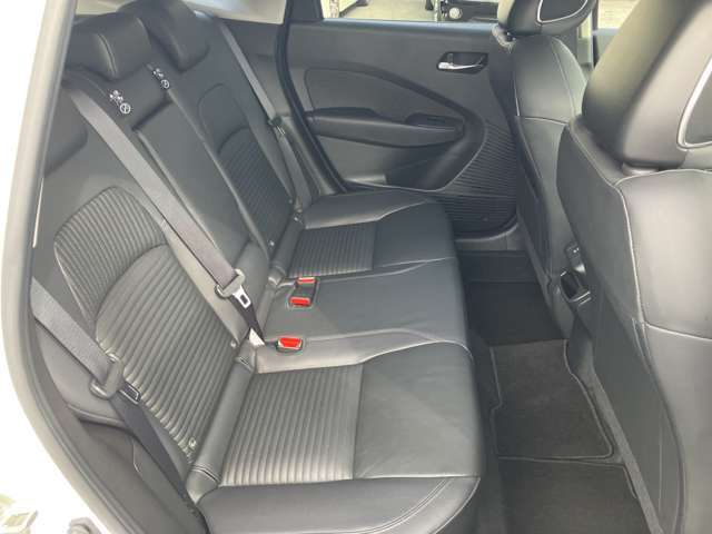 後部座席ニールームも、余裕の広さ！