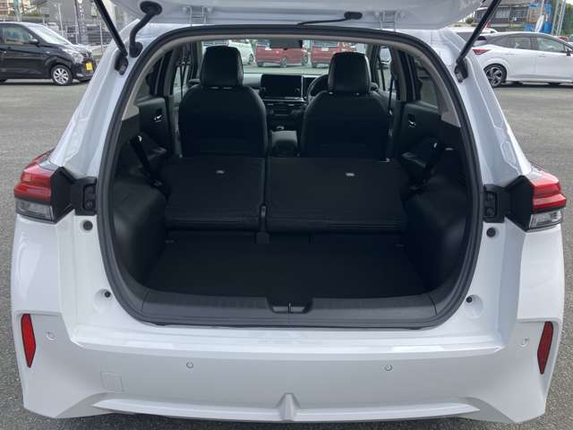 ラゲッジルームは、リヤシートを分割で倒せて長い荷物の積み込みが出来ます。