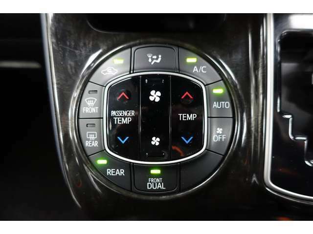 エアコンはオートタイプが装着済みです！オートモードにしておけば、車内温度を設定するだけで風の料や吹き出し口の切り替えを機械が行ってくれます！一年中快適な環境を作れますよ♪