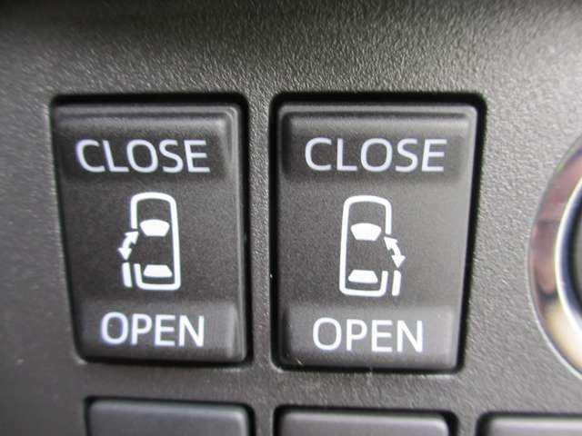 【両側電動スライドドア】荷物などで両手が塞がっている時でも、ワンタッチで自動で開閉することができます。