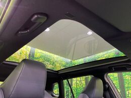 【パノラマルーフ】大型のガラスルーフ搭載で車内の解放感が一気にアップ！開放的なドライブをお楽しみいただけます。