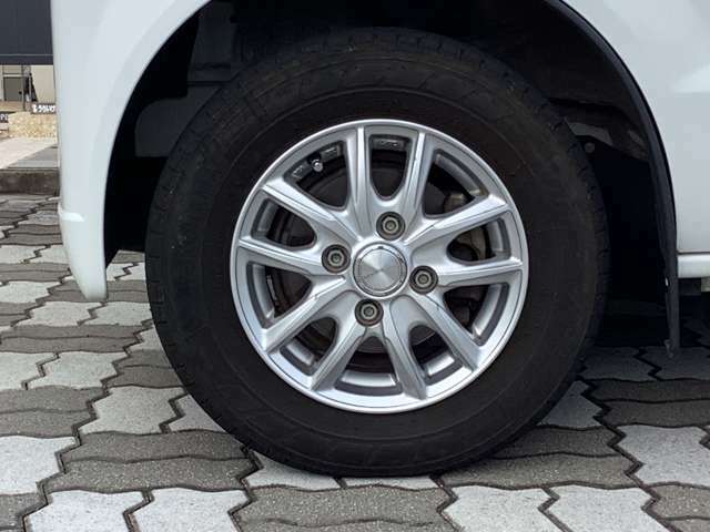 社外アルミホイール。タイヤサイズは145/80R12です。