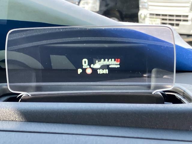 運転席インパネ上部にあるヘッドアップディスプレイ（HUD）にはデジタル速度計やシフトレバー位置表示、などを切り替えて表示可能！