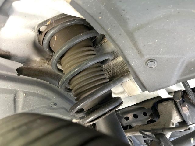 お車を安心してお乗りいただく為には、足回りの定期点検が欠かせません。サービスサポート（有償保証）では無料点検もご提供しており、安心のカーライフをお過ごしいただけるサポート体制が整っています。