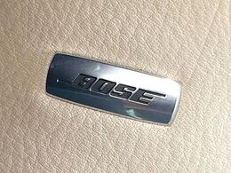 【BOSEサウンドシステム】メーカーオプションの高品位サウンドシステムを搭載。専用のチューニングが施された大小様々なスピーカーから良質なサウンドが奏でられ、臨場感あふれる音響空間を演出します。