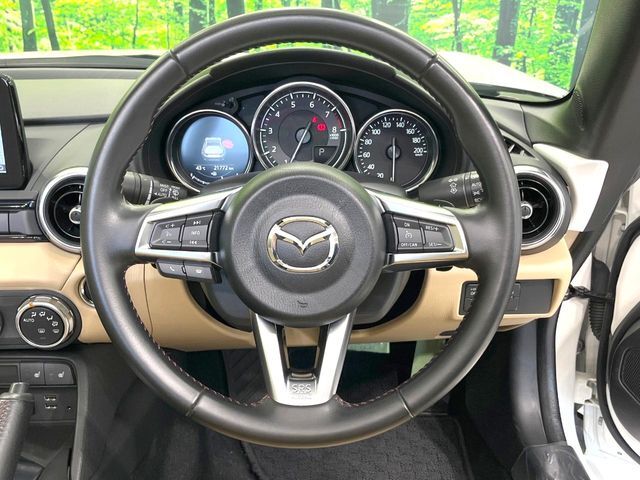 【純正革巻きステアリング】上質な革を使用することで、手にしっかり馴染みとても運転しやすいハンドルです♪