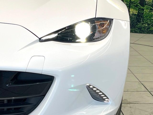 【LEDヘッドライト】悪天候や夜間走行時も良好な視界を確保し安心して運転できる高輝度LEDヘッドライトを装備！点灯速度が早く、消費電力も抑えられています。