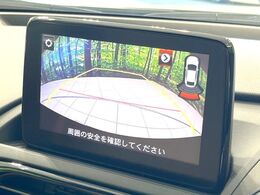 【バックカメラ】駐車時に後方がリアルタイム映像で確認できます。大型商業施設や立体駐車場での駐車時や、夜間のバック時に大活躍！運転スキルに関わらず、今や必須となった装備のひとつです！