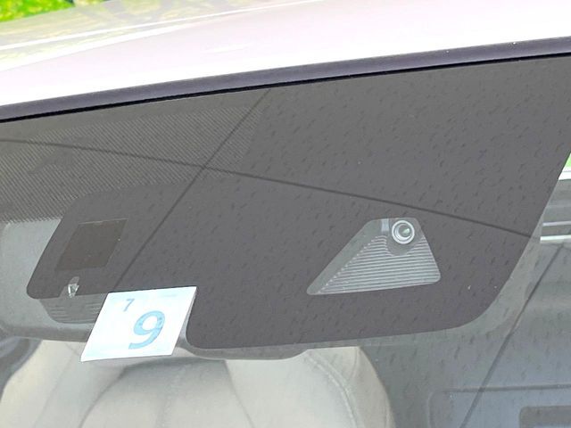 【スマートシティブレーキサポート】低速走行中に前方の車両等を認識し、衝突しそうな時は警報とブレーキで衝突回避と被害軽減をアシスト。より安全にドライブをお楽しみいただけます。