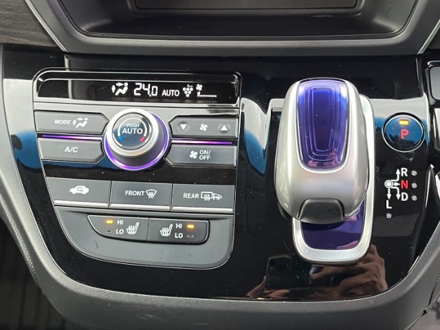 オートエアコンは自動で快適な温度を保ってくれます！！運転席・助手席シートヒーター付いてます！！