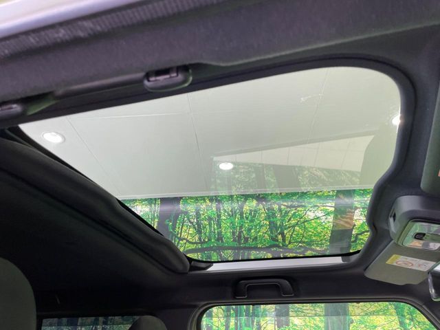 【ガラスルーフ】ガラスルーフ搭載で車内の解放感が一気にアップ！開放的なドライブをお楽しみいただけます。