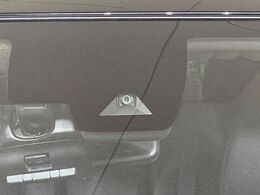 【インテリジェントエマージェンシーブレーキ】フロントカメラで前方の車両や歩行者を検知。衝突しそうな時は衝突被害軽減ブレーキが作動、衝突回避をサポート。より安全にドライブをお楽しみいただけます。