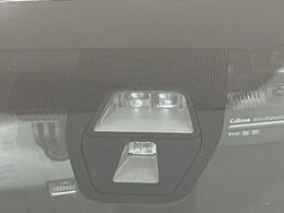 【シティブレーキアクティブシステム】低速走行中に前方の車両等を認識し、衝突しそうな時は警報とブレーキで衝突回避と被害軽減をアシスト。より安全にドライブをお楽しみいただけます。