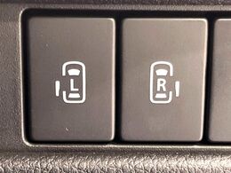 【両側パワースライドドア】スマートキーや運転席のスイッチで後席両側スライドドアの開閉が可能♪電動だから力を入れてドアを開ける必要が無く、小さなお子様でも簡単に開け閉めでき快適です♪