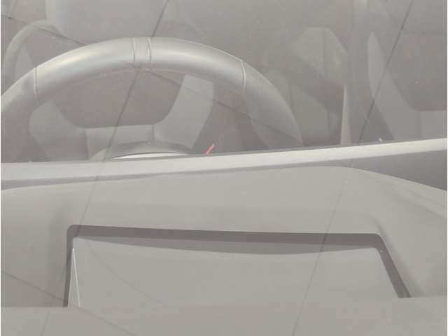 【ヘッドアップディスプレイ】現在の車速表示や目的地へのルート案内やメディア関連のリストを表示する事が可能です。視線移動を減らす事によりドライブに集中して頂けます。