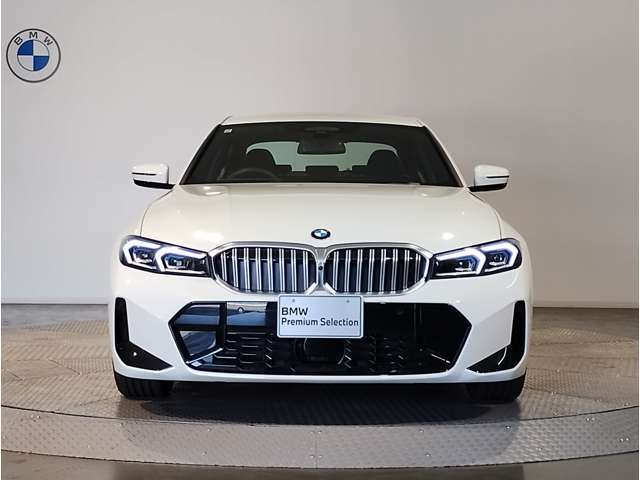 【キドニーグリル】BMWは約90年もの間、ほぼ全ての車両にひと目でBMWだと分かるこの特徴的なフロントグリルが備えられ、デザイン・アイコンとして親しまれてきました。