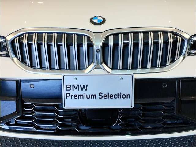 【キドニーグリル】BMWは約90年もの間、ほぼ全ての車両にひと目でBMWだと分かるこの特徴的なフロントグリルが備えられ、デザイン・アイコンとして親しまれてきました。