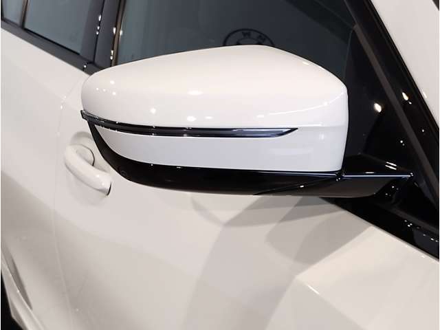 【BMWミラー】視認性の高いスタイリッシュなミラー。自動防眩機能も付いており夜間のドライビングをサポートします。