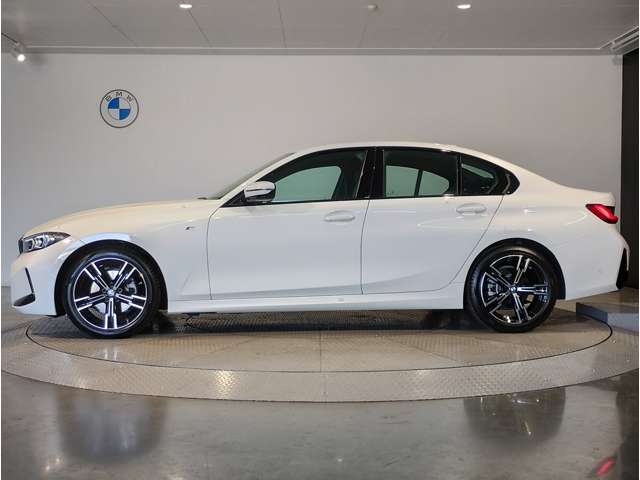 【BMWのxDrive】xDriveはいかなる状況下でも安定した走りを実現しています。 これによりストレスなく運転できることはもちろんのこと、安全性能も向上しています。