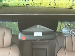 【ホンダセンシング】走行中に前方の車両等を認識し、衝突しそうな時は警報とブレーキで衝突回避と被害軽減をアシスト。より安全にドライブをお楽しみいただけます。