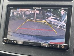 【バックカメラ】駐車時に後方がリアルタイム映像で確認できます。大型商業施設や立体駐車場での駐車時や、夜間のバック時に大活躍！運転スキルに関わらず、今や必須となった装備のひとつです！