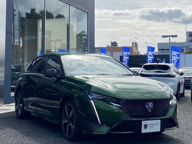最新鋭の自社整備工場にて、車検・点検は勿論の事、あらゆるご要望にお応えすべく輸入車ディーラーならではの最新のコンピューターシステムとベテランの整備士がバックUP！