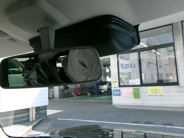 【整備工場完備】当店では近畿運輸局から認可を受けた整備工場を完備しております！オクルマの整備は全て当店でご対応可能です！国家資格を保有した整備士も常駐しておりますのでご安心して整備をお受け頂けます！