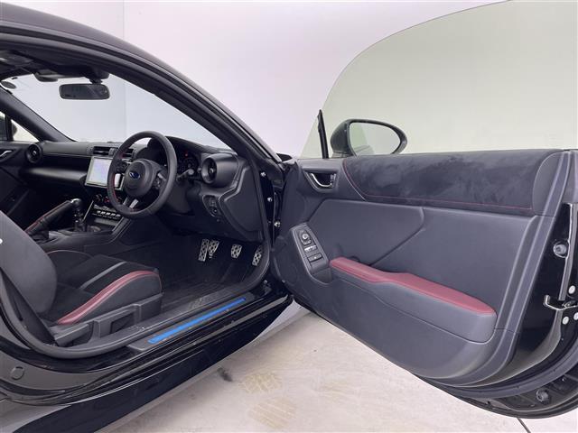 【STIスポーツ専用ドアトリム：レザー調表皮巻/ブランノーブ表皮巻（レッドステッチ）】