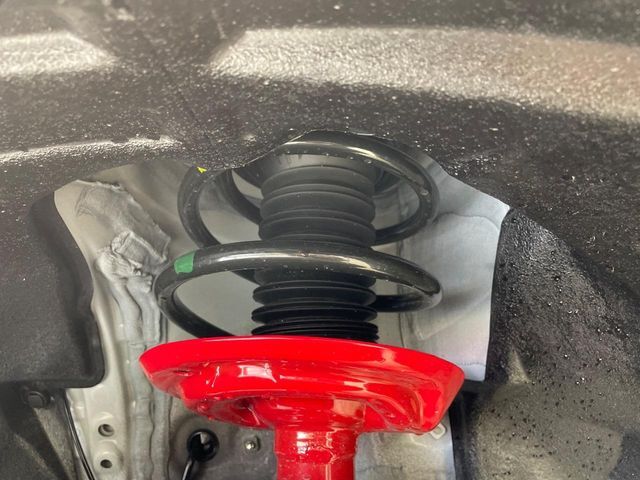 お車を安心してお乗りいただく為には、足回りの定期点検が欠かせません。サービスサポート（有償保証）では無料点検もご提供しており、安心のカーライフをお過ごしいただけるサポート体制が整っています。