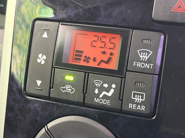 【オートエアコン】一度お好みの温度に設定すれば、車内の温度を検知し風量や温度を自動で調整。暑い…寒い…と何度もスイッチ操作をする必要はありません。快適な車内空間には必須の機能ですね♪