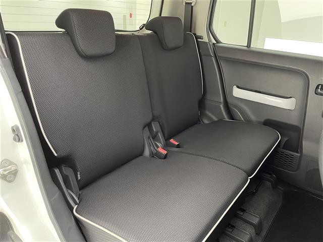 【後部座席】後席もゆったりドライブを楽しめます。内外装はプロこだわりのクリーニングで清潔なおクルマでご納車させていただきます！店舗での現車確認も承っています！