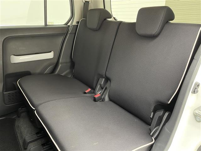 【後部座席】後席もゆったりドライブを楽しめます。内外装はプロこだわりのクリーニングで清潔なおクルマでご納車させていただきます！店舗での現車確認も承っています！