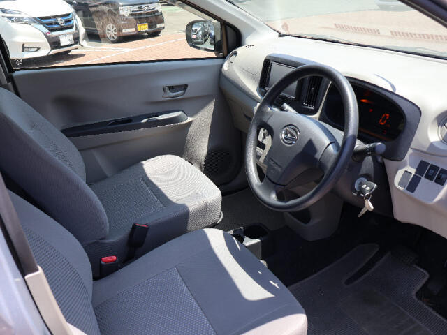 内装色はグレーです。車内が明るい雰囲気になります。