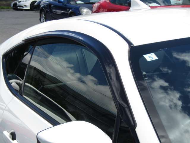 【車両画像撮影サービス】もう少し詳細な車両画像がほしい！ここが気になる！何枚でも写真をとって画像をお送りいたします！LINEでのお問合せもOK。お気軽に当社スタッフにご用命ください。