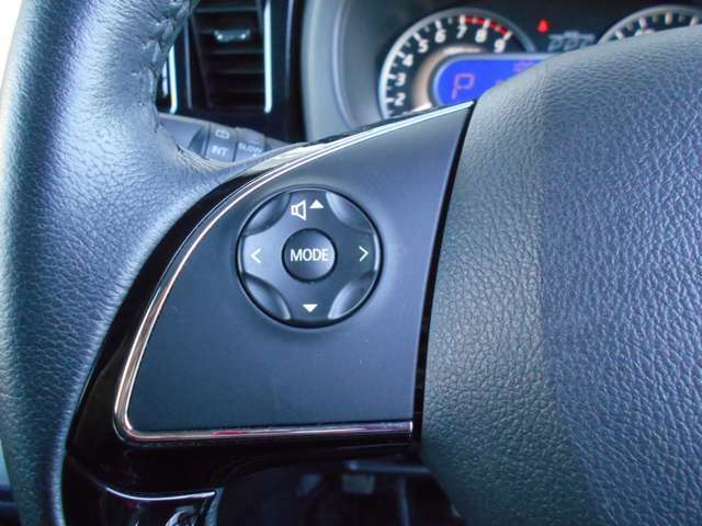 運転走行時にも画面に触れることなくオーディオ操作が出来る便利なハンドルリモコン。