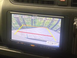 【バックカメラ】駐車時に後方がリアルタイム映像で確認できます。大型商業施設や立体駐車場での駐車時や、夜間のバック時に大活躍！運転スキルに関わらず、今や必須となった装備のひとつです！