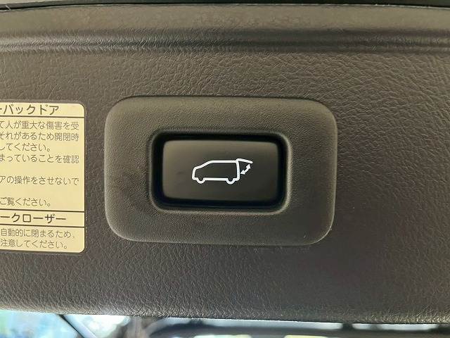 【電動リアゲート】ボタンひとつで大きなゲートも簡単に開閉可能です。高級車ならではの装備は嬉しいですね。