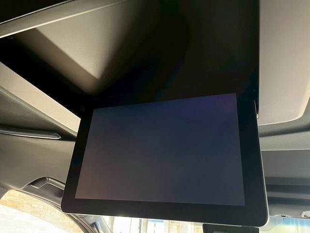 【フリップダウンモニター】家族や仲間とのドライブもこのモニターさえあれば長距離ドライブも盛り上がりますね。