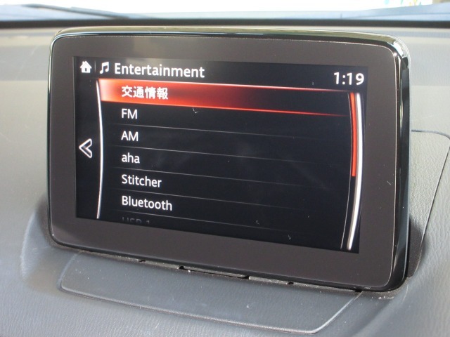 ナビゲーションはマツダコネクトディスプレイを装着しております。AM、FM、CD、DVD再生、Bluetoothがご使用いただけます。初めて訪れた場所でも安心ですね！
