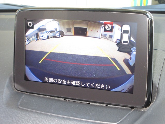 バックをするとき自動でリアの様子が映る『リアカメラ』付き！画面で確認しながらバックができますから安心ですね。でも、目視も大切ですよ！安全第一でお願いします！